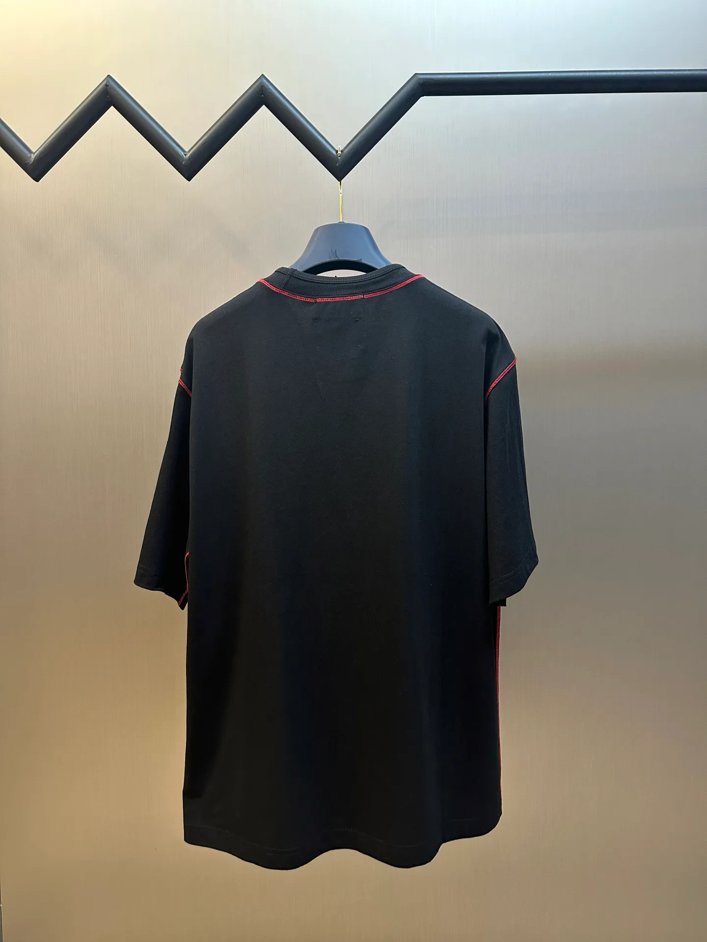 🅿️270 Stonelsland Badge Embroidered Short Sleeves Customized elegant black silk cotton and linen plain fabric, with iconic red Compass badge embroidery on the chest, stitching art, and the beauty of contrasting colors. The red stitches jump on the black base. The collision of fashion and creativity exudes irresistible charm. Imported machine embroidery technology is used, and advanced computer control systems and precision mechanical components are used to realize the red Compass badge embroidery operation. Special machine for reverse topstitching and fine sewing process. Special machine is used for topstitch sewing. It requires careful preparation of the reverse side of the garment before sewing to ensure that the sewing lines are straight, the stitches are even, and the edges are smooth and beautiful.  size：s m l xl